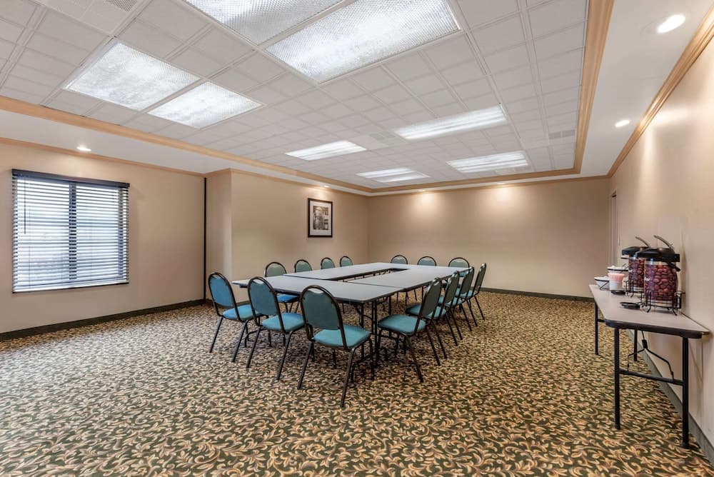 Comfort Inn & Suites Warsaw near US-30 interior in Warsaw, IN — gallery photo 2