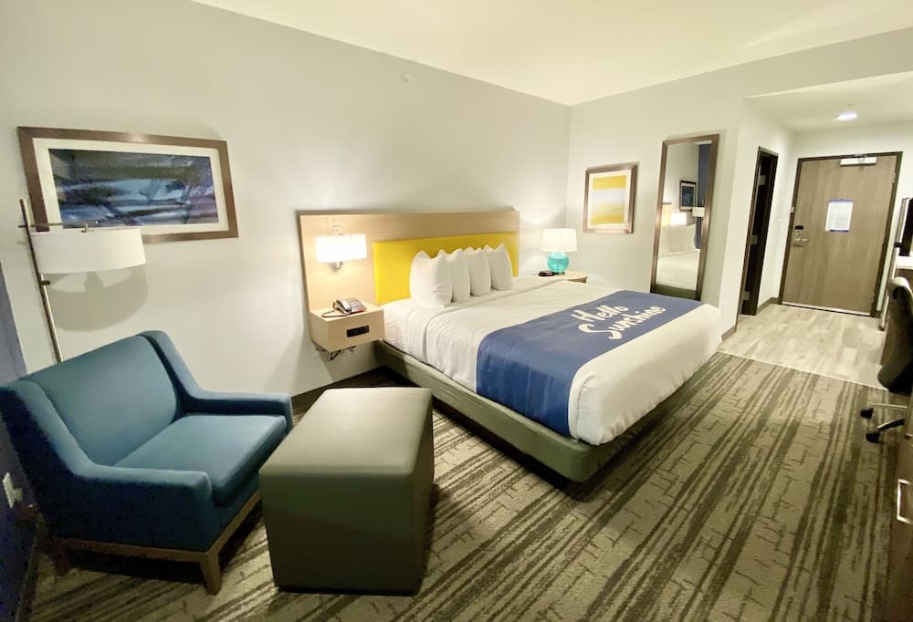 Days Inn & Suites by Wyndham Beaumont West / I-10 & Walden gallery photo in Beaumont, TX — image 38