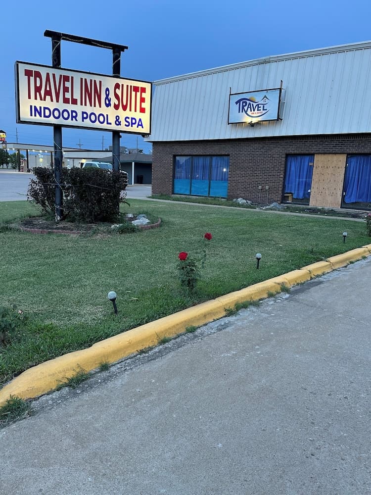 Travel Inn & Suites — hotel in Emporia, Kansas