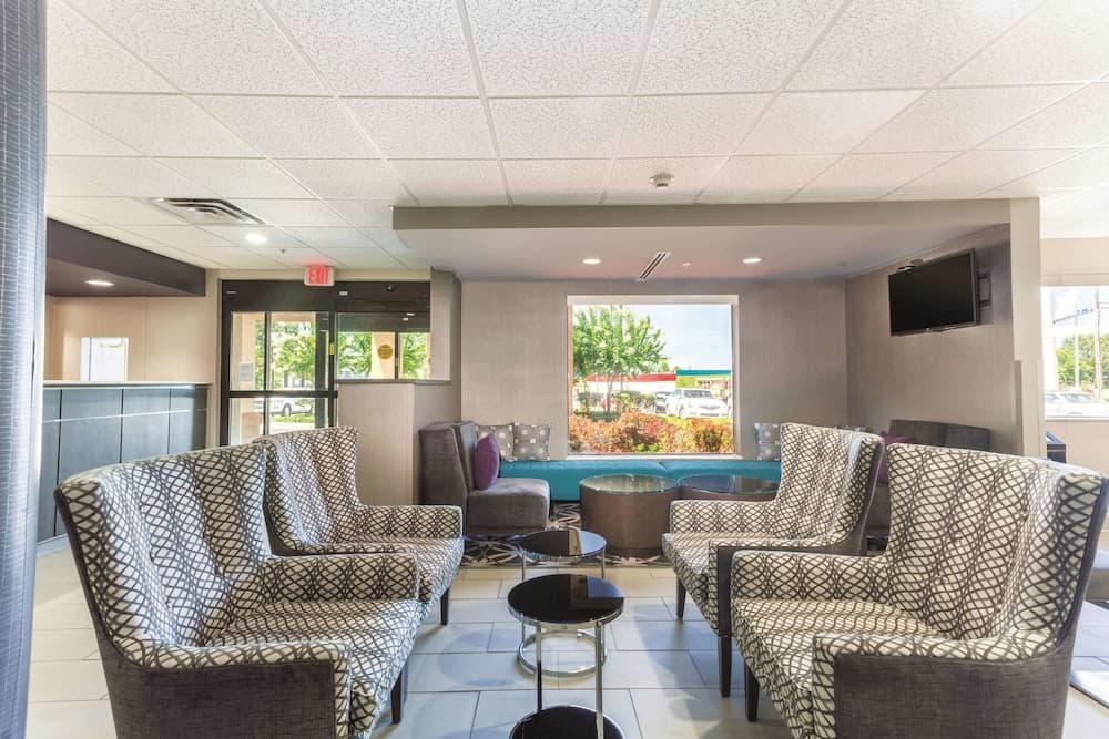 La Quinta Inn & Suites by Wyndham Jackson Airport interior in Pearl, MS — gallery photo 2