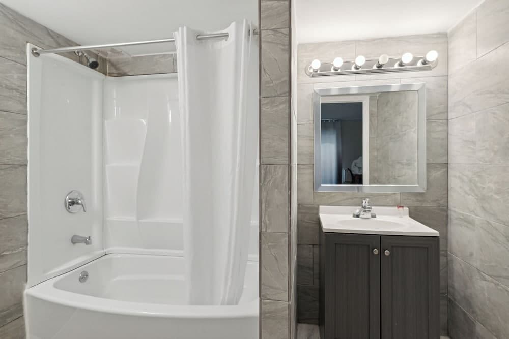 Miami Suites Hotel gallery photo in Toledo, OH — image 7