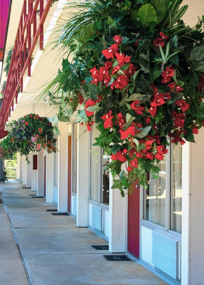 Statue Road Inn featured exterior or lobby in Eureka Springs, AR — similar hotel