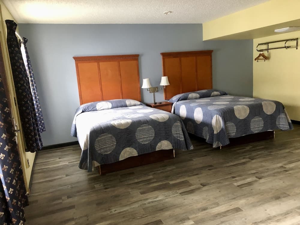 Travelers Inn by OYO Longview Kelso property views in Longview, WA — gallery photo 3