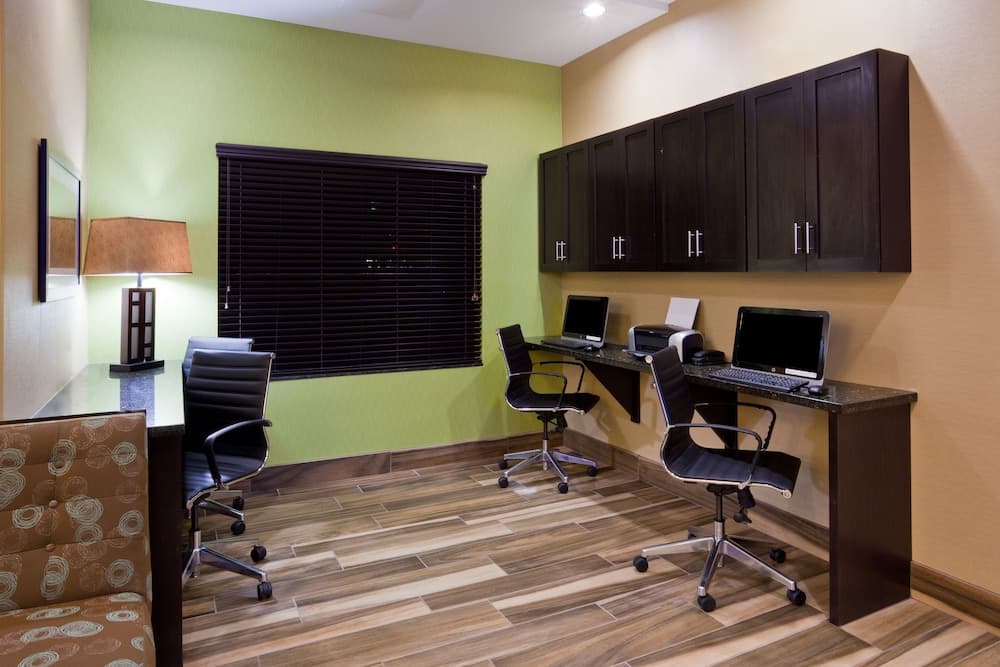 Holiday Inn Express & Suites Davenport by IHG gallery photo in Davenport, IA — image 18