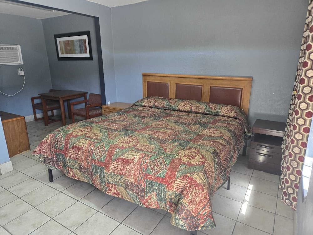 Aaron Motel By OYO San Antonio NW I-10 interior in San Antonio, TX — gallery photo 2