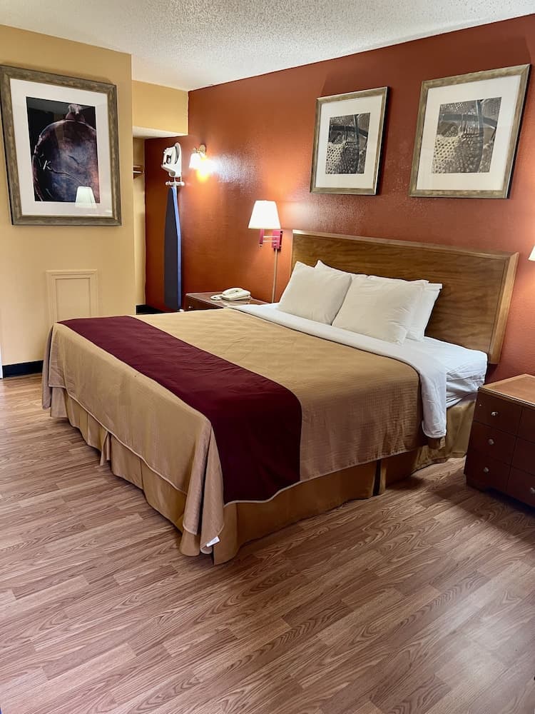 Executive Inn interior in Schenectady, NY — gallery photo 2