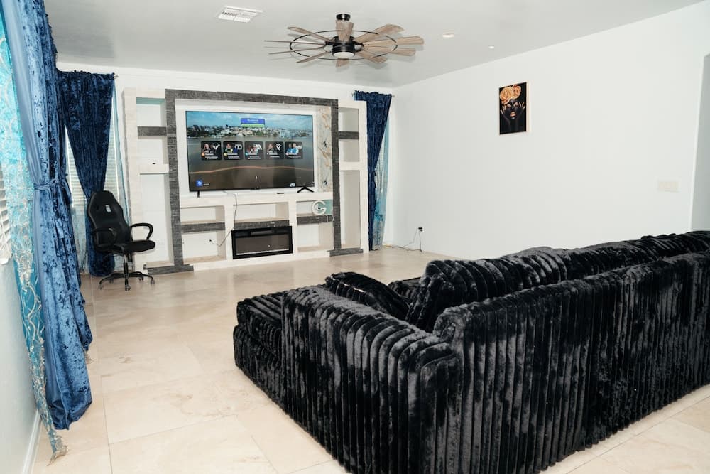 Large Family Home Near Phoenix gallery photo in Buckeye, AZ — image 26