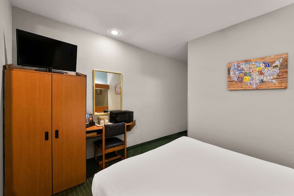 Econo Lodge Inn & Suites Mesquite - Dallas East gallery photo in Mesquite, TX — image 9