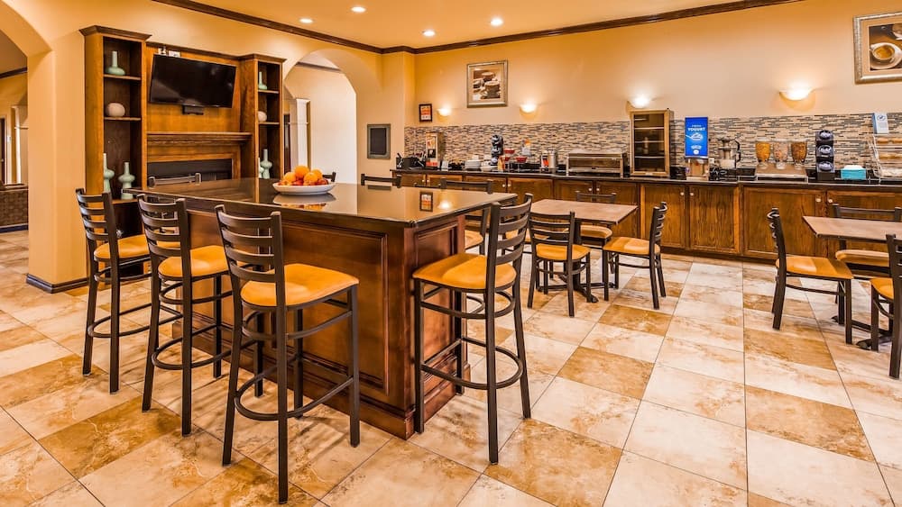Best Western Red River Inn & Suites interior in Thackerville, OK — gallery photo 2