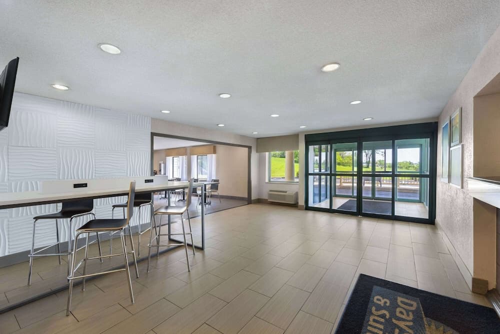 Days Inn & Suites by Wyndham Kansas City South property views in Kansas City, MO — gallery photo 3