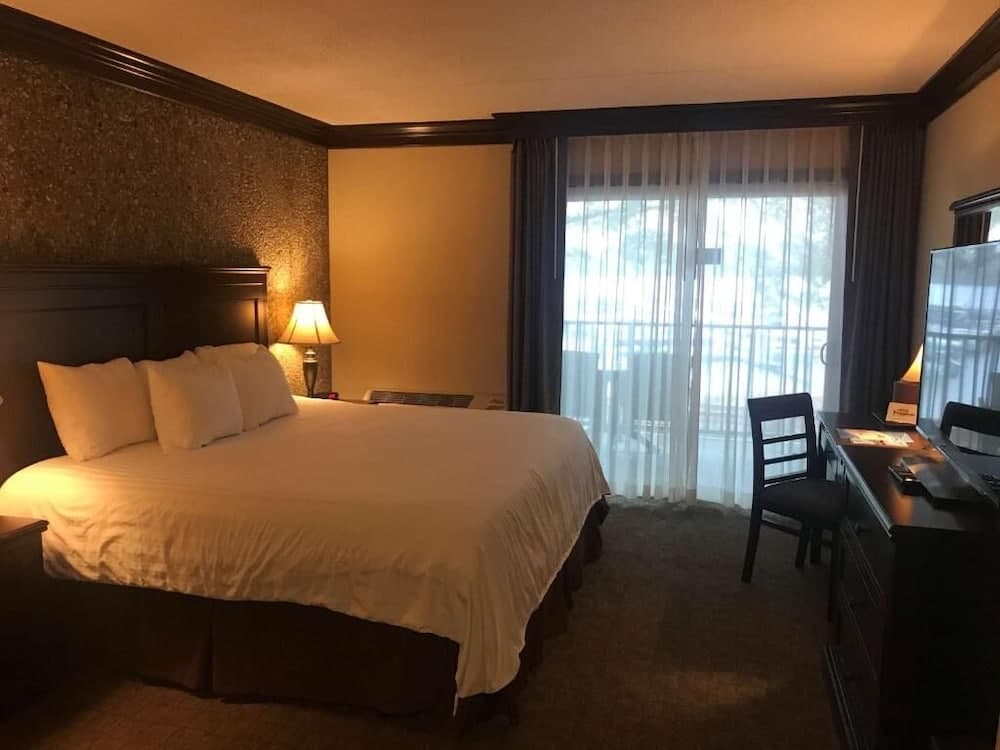 Fourwinds Lakeside Inn & Marina interior in Bloomington, IN — gallery photo 2