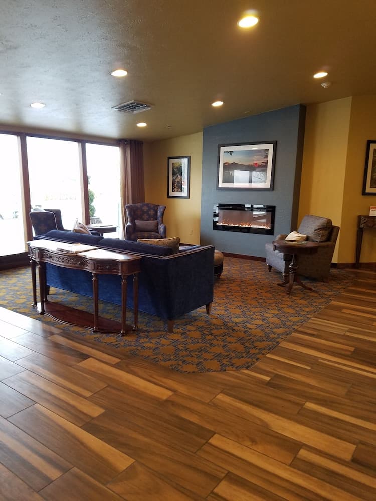 Comfort Inn & Suites Ashland interior in Ashland, OR — gallery photo 2