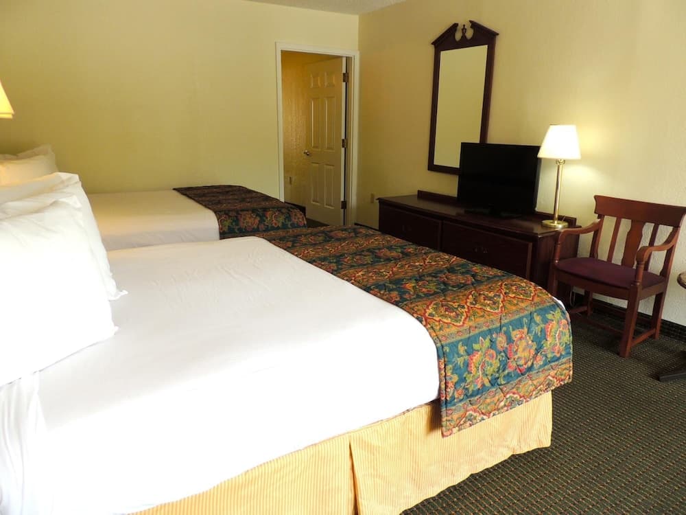 Carmel Inn & Suites property views in Thibodaux, LA — gallery photo 3