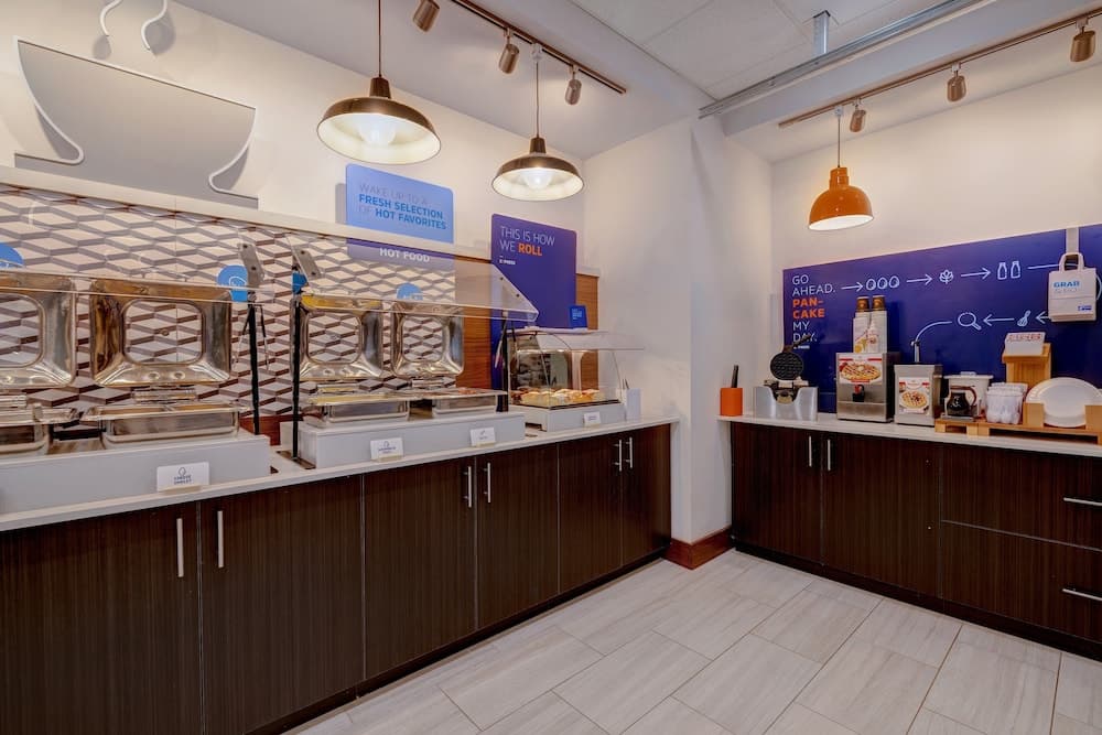 Holiday Inn Express & Suites Detroit Dearborn by IHG gallery photo in Dearborn, MI — image 39