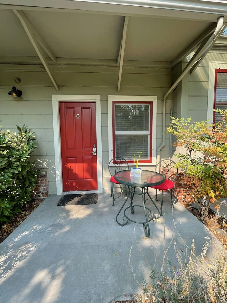 Palm Cottages exterior or lobby in Ashland, OR — main listing photo