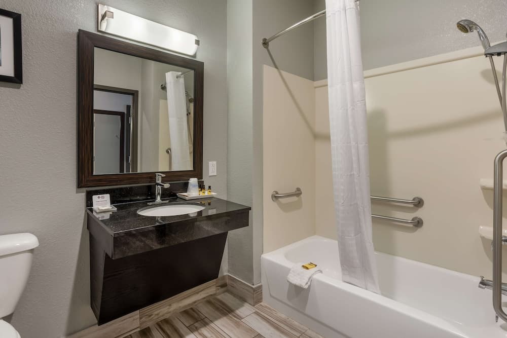 Best Western Plus Columbia Inn interior in Columbia, MO — gallery photo 2