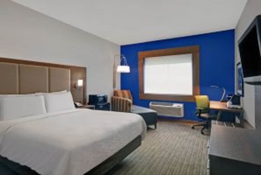 Holiday Inn Express & Suites Detroit Dearborn by IHG gallery photo in Dearborn, MI — image 7