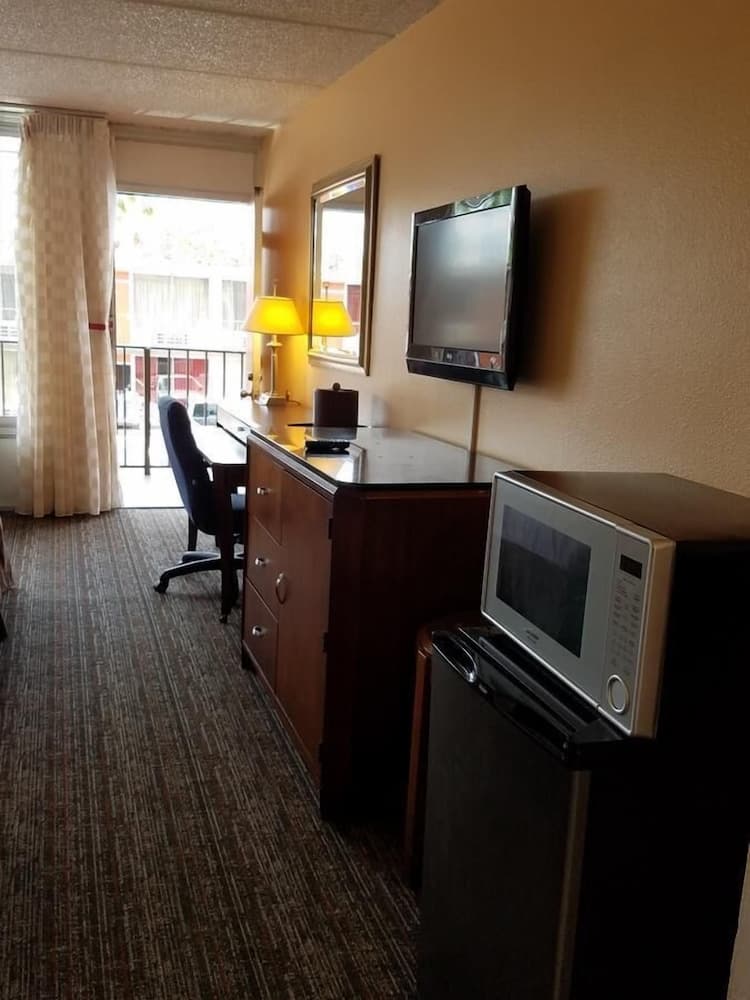 Sun Inn & Suites property views in Kissimmee, FL — gallery photo 3