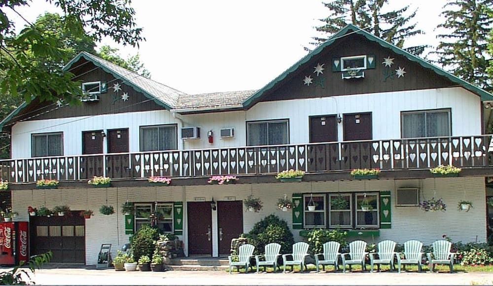 Crystal Brook Resort & Mountain Brauhaus — hotel in Round Top, New York