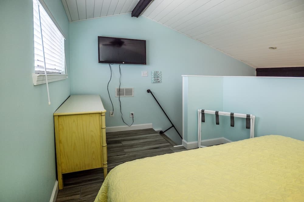 Lagoon Run 311 2 Bedroom Condo by RedAwning interior in Gulf Shores, AL — gallery photo 2
