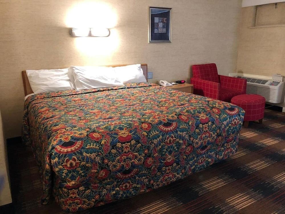 Red Carpet Inn North Syracuse property views in North Syracuse, NY — gallery photo 3