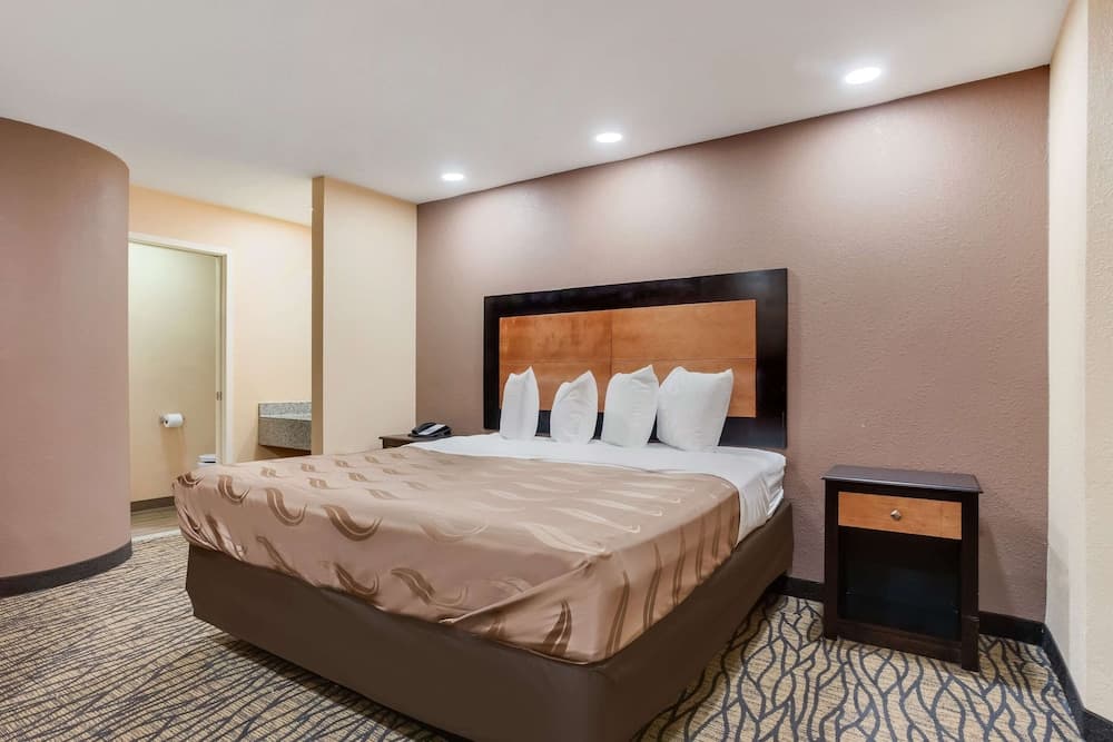 Quality Inn Lees Summit - Kansas City gallery photo in Lee's Summit, MO — image 16
