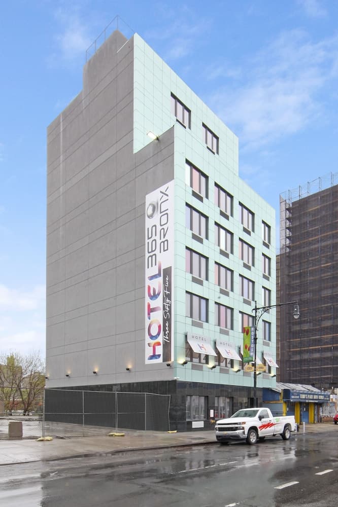 Hotel 365 Bronx interior in Bronx, NY — gallery photo 2