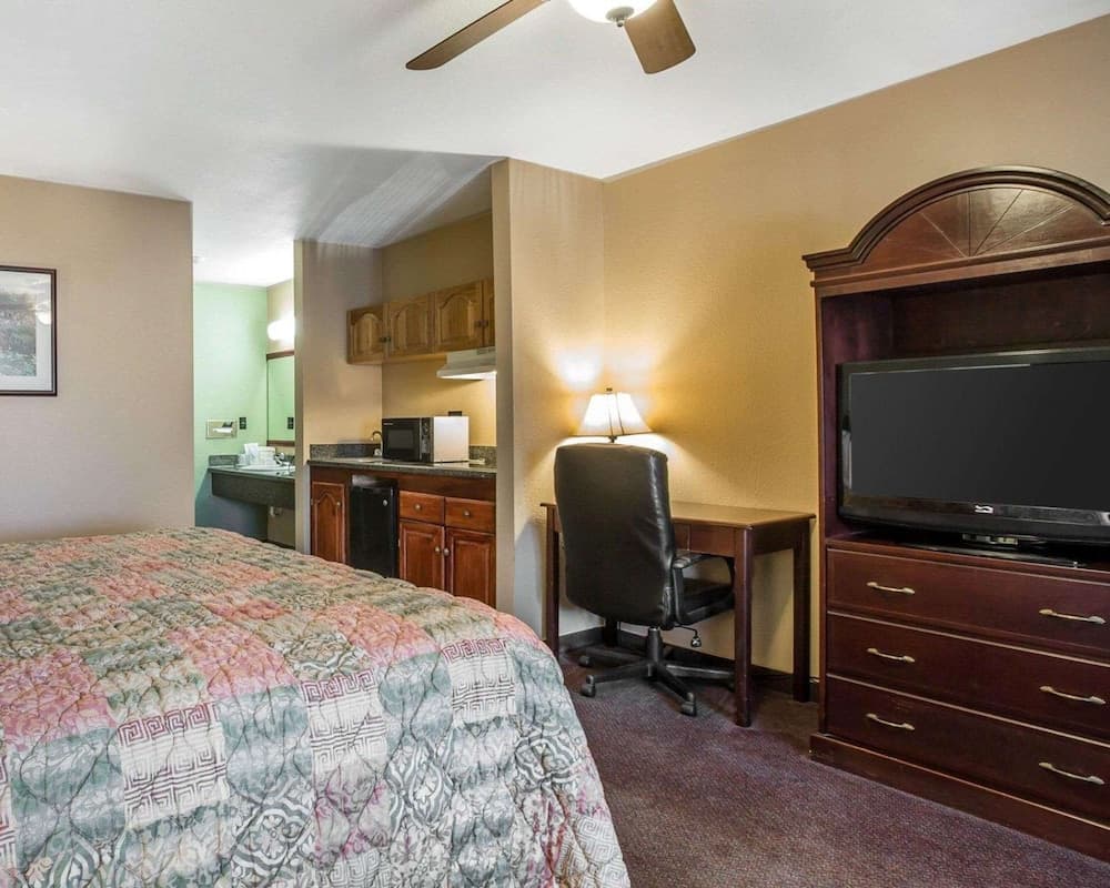 Quality Inn & Suites Cameron Park Shingle Springs interior in Shingle Springs, CA — gallery photo 2