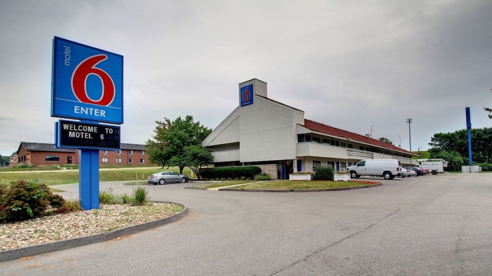 Motel 6 Cedar Rapids, IA featured exterior or lobby in Cedar Rapids, IA — similar hotel