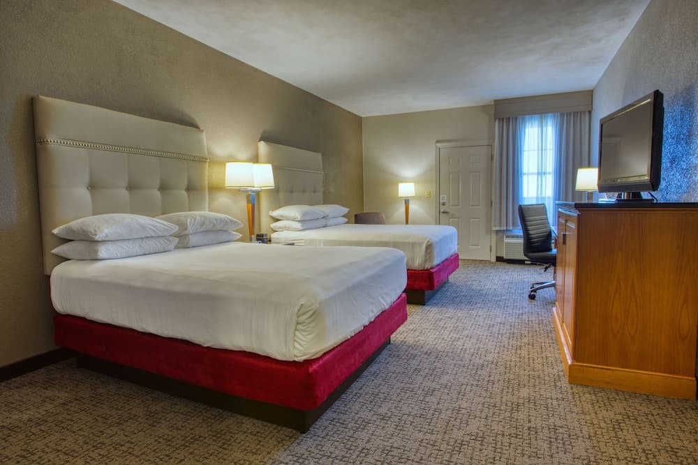 Drury Inn & Suites Near La Cantera Parkway interior in San Antonio, TX — gallery photo 2