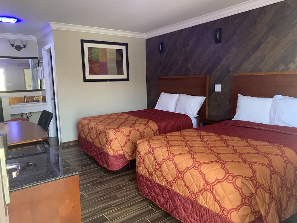 Mesa Motel interior in Costa Mesa, CA — gallery photo 2