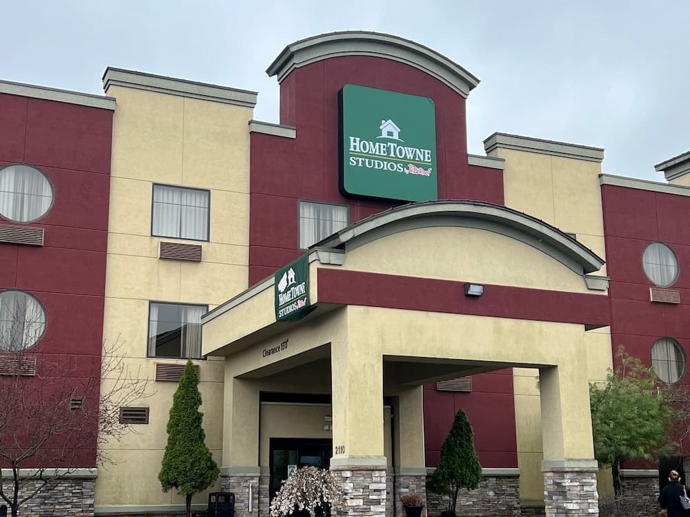 Hometowne Studios & Suites By Red Roof Washington — hotel in Washington, Pennsylvania