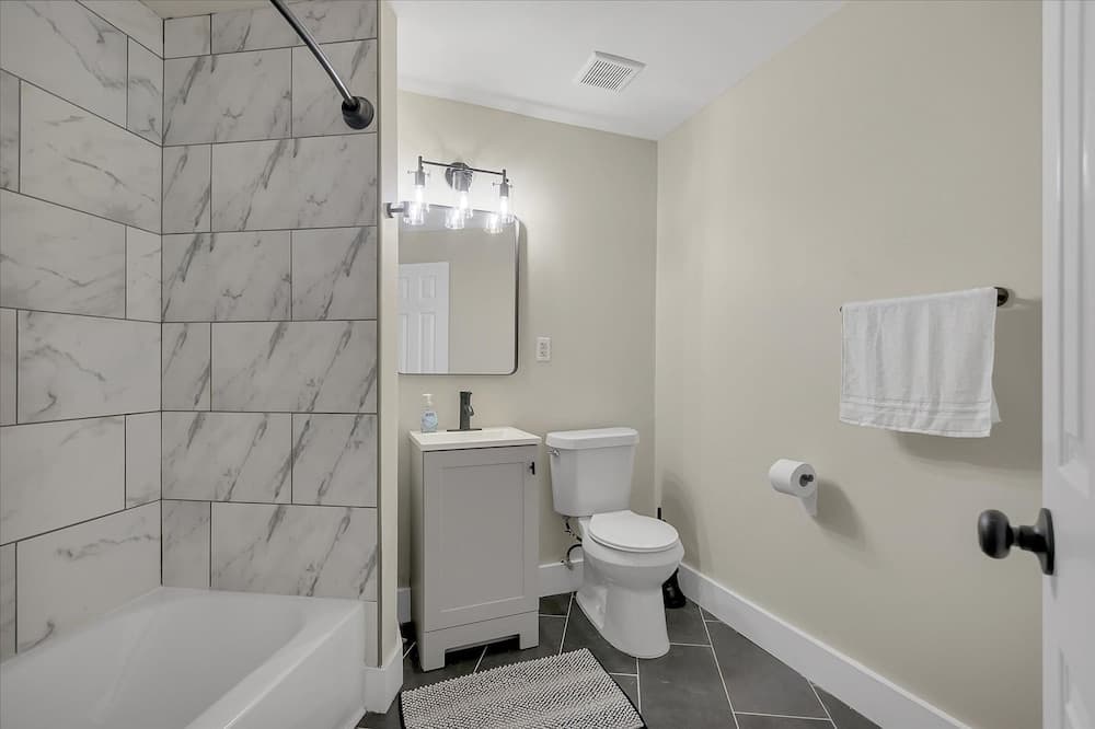Huntsville Studio Modern Retreat Near Downtown interior in Huntsville, AL — gallery photo 2