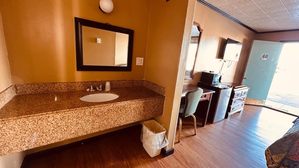 Curry’s Motel by OYO Saginaw MI gallery photo in Saginaw, MI — image 6
