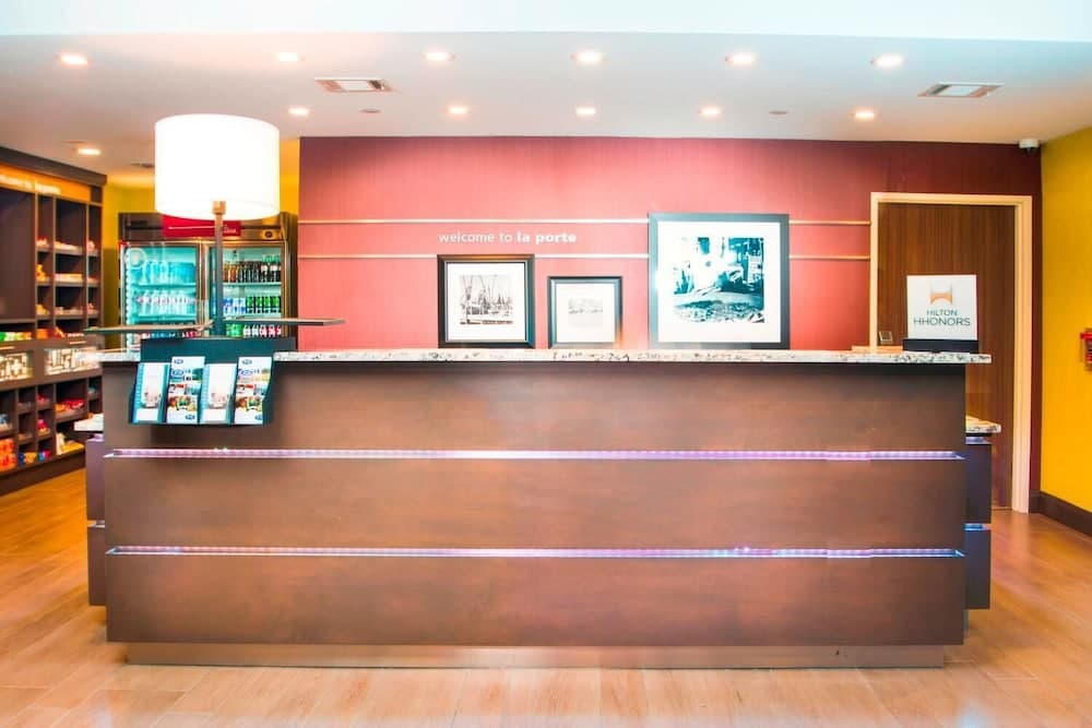 Hampton Inn & Suites La Porte interior in La Porte, TX — gallery photo 2
