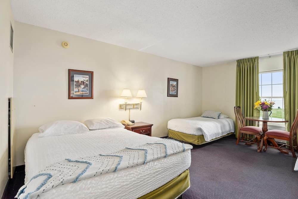 Second Conference Standard Deluxe Bay View interior in North East, MD — gallery photo 2