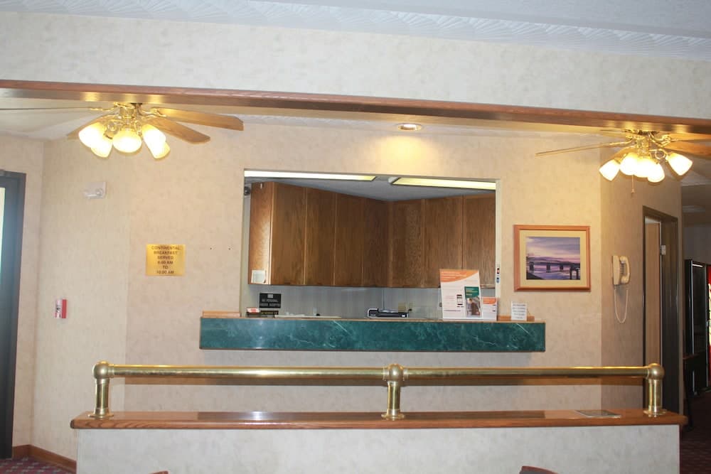 Econo Lodge Oacoma - Chamberlain West interior in Oacoma, SD — gallery photo 2