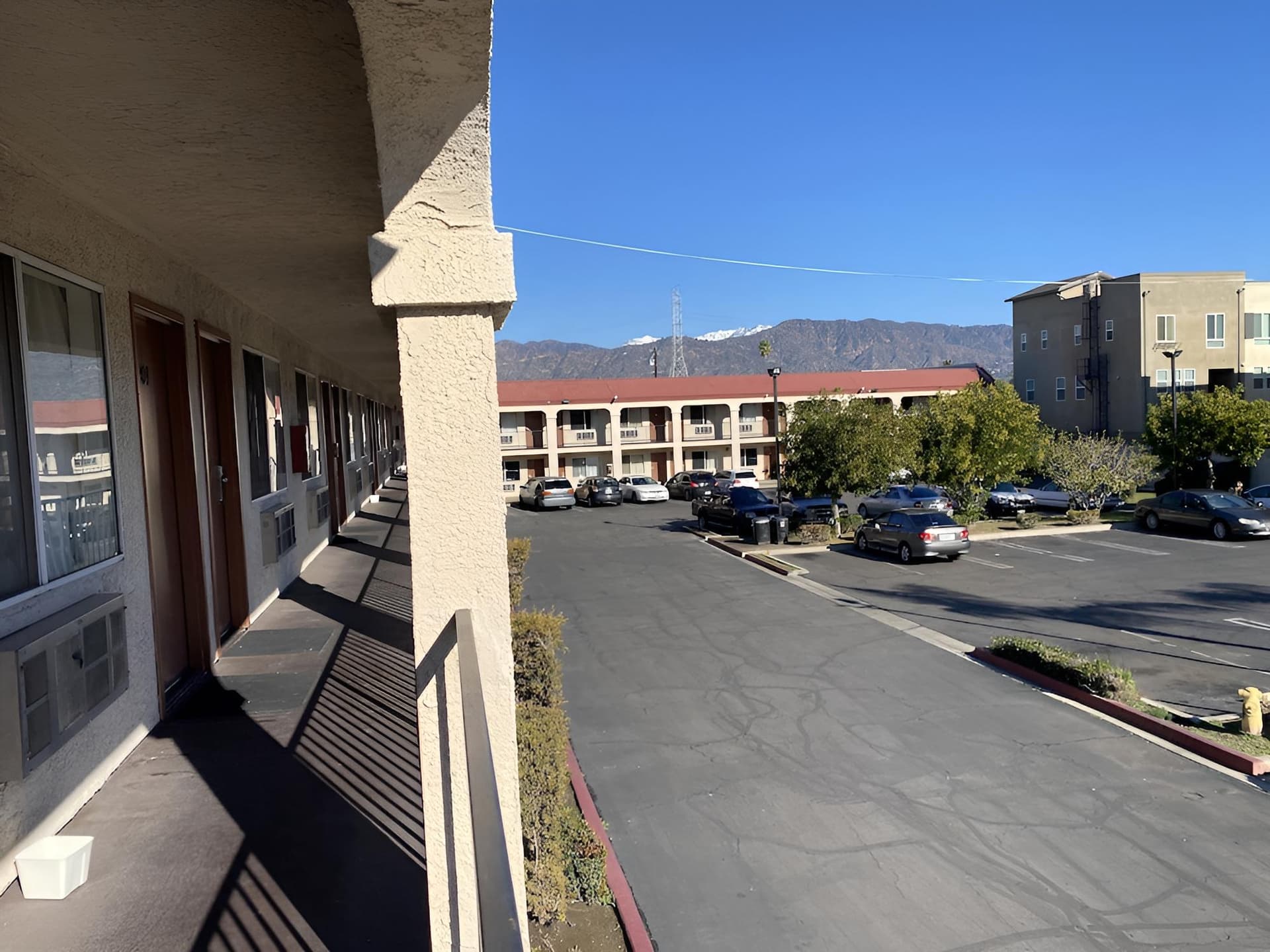 Howard Johnson by Wyndham Azusa property views in Azusa, CA — gallery photo 3