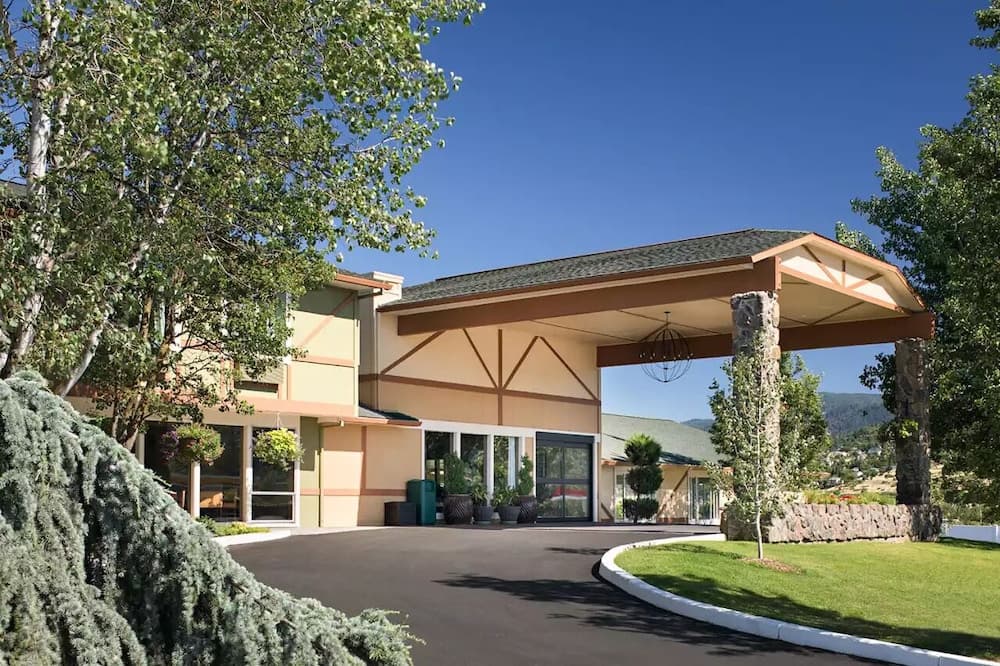 Comfort Inn & Suites Ashland featured exterior or lobby in Ashland, OR — similar hotel