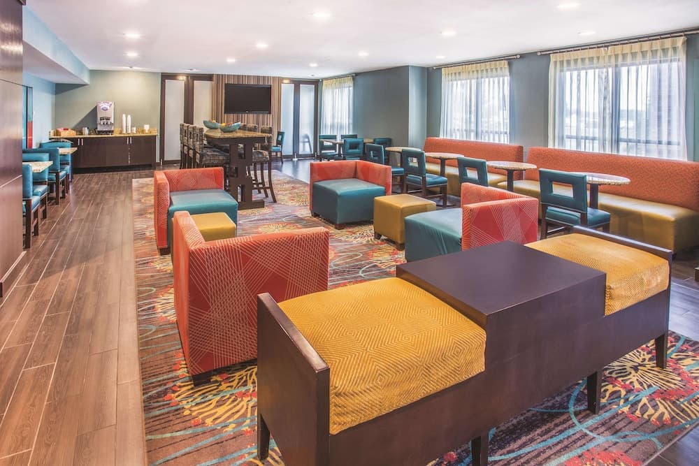 La Quinta Inn & Suites by Wyndham O'Fallon, IL - St. Louis interior in O'Fallon, IL — gallery photo 2