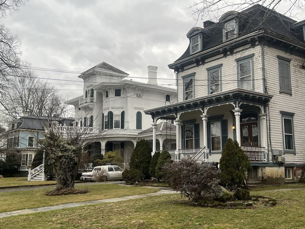 1 Br Private Victorian Apt in Convenient City Location on Half Acre Sleeps 4 — hotel in Poughkeepsie, New York