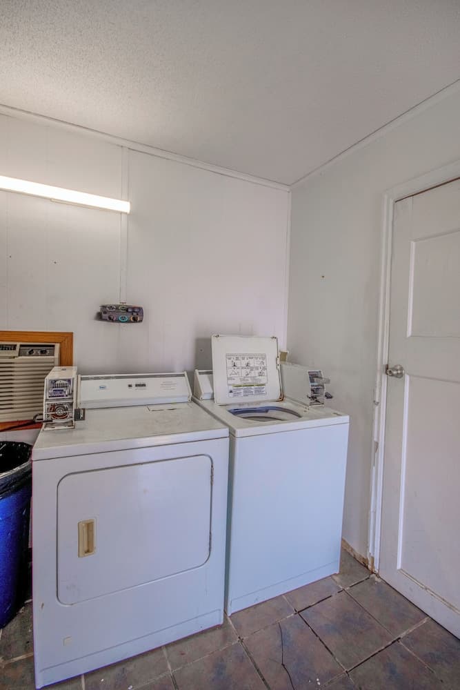 OYO Travelier Motel interior in Macon, MO — gallery photo 2