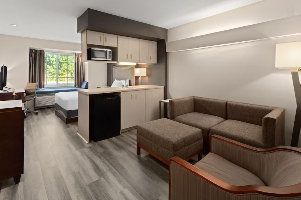 Americas Best Value Inn & Suites Racine gallery photo in Mount Pleasant, WI — image 42