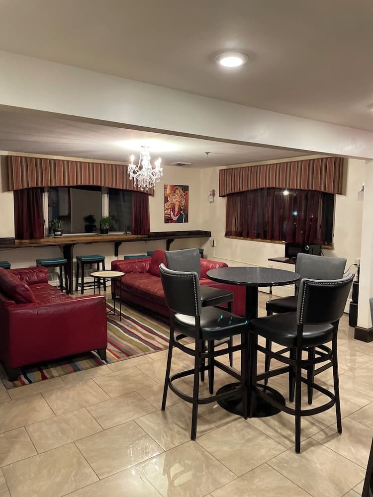 Broadway & Main Hotel interior in Everett, MA — gallery photo 2