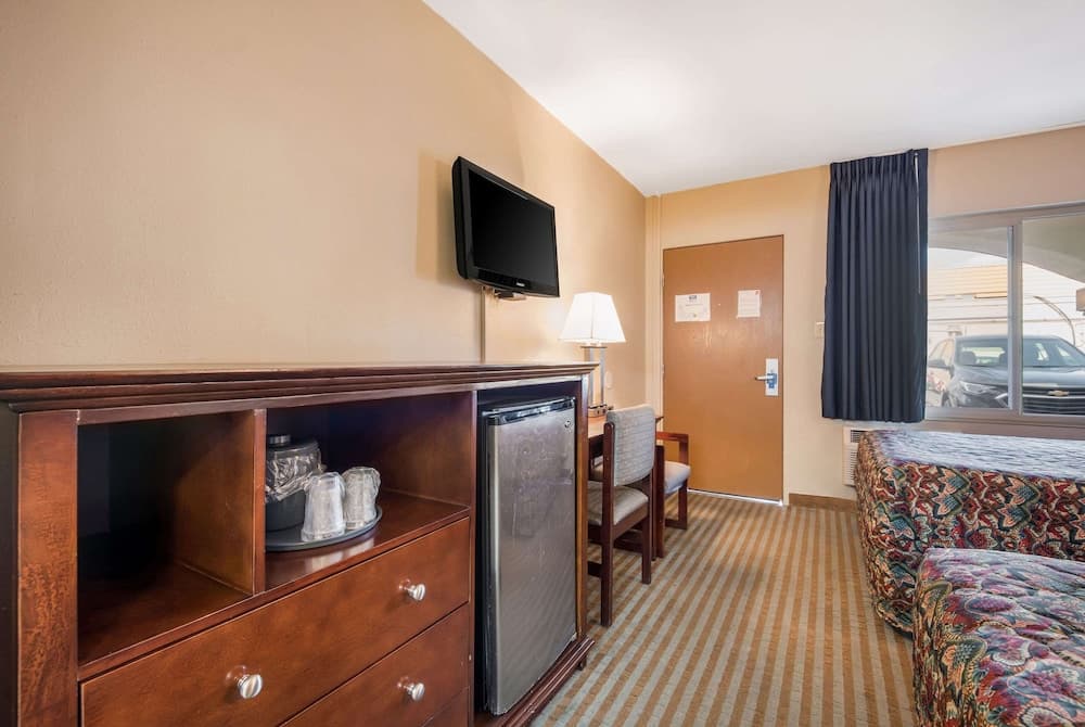 Rodeway Inn Regalodge gallery photo in Glendale, CA — image 24