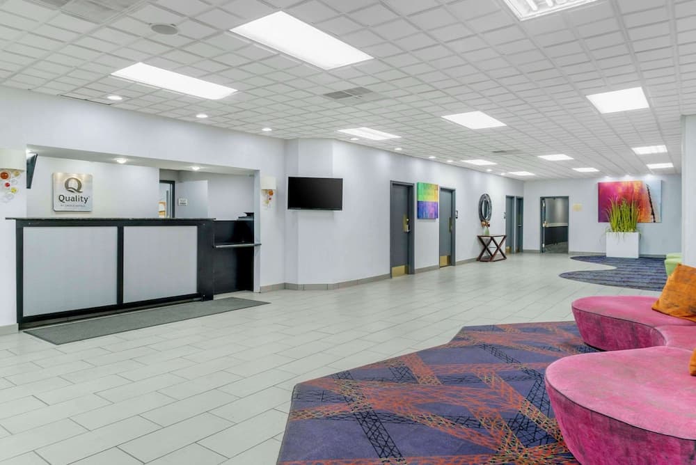Quality Inn and Suites Livonia interior in Livonia, MI — gallery photo 2
