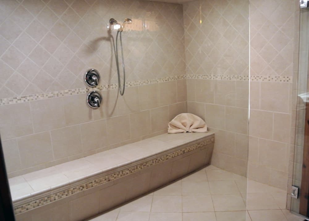 Sybaris Pool Suites Indianapolis property views in Indianapolis, IN — gallery photo 3