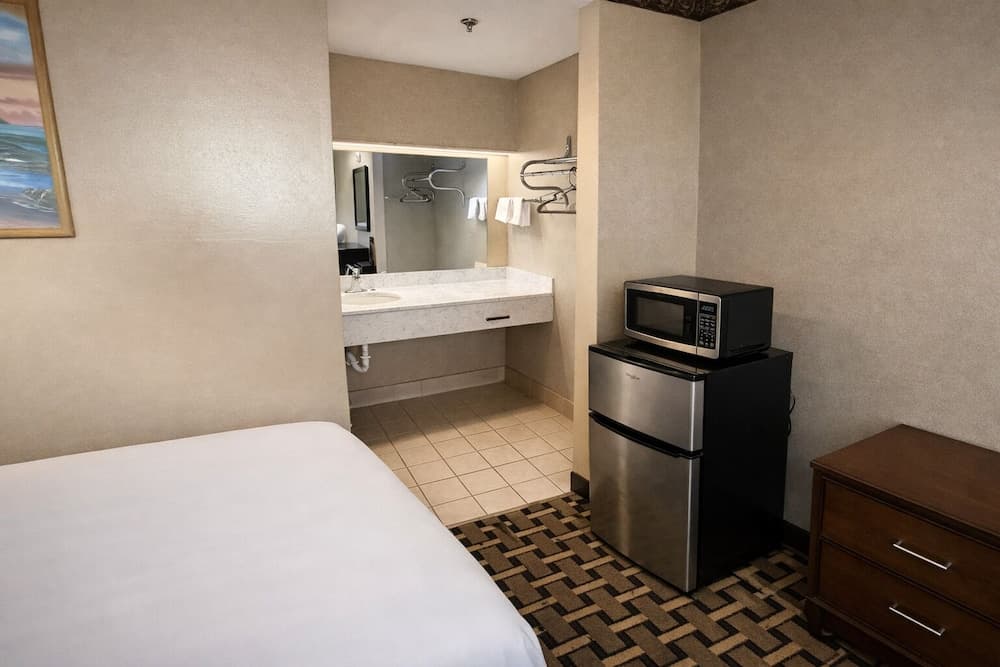 Spring Place Inn & Suites property views in Millington, TN — gallery photo 3