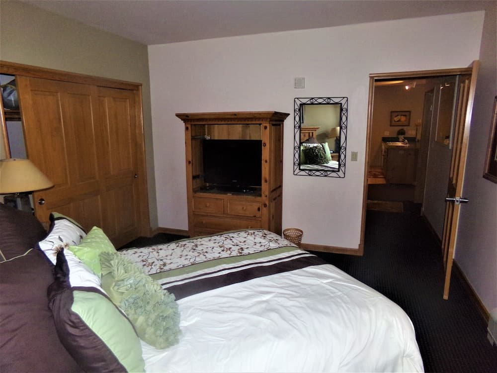 BBCS Black Bear Lodge Deluxe 2Bed 2Bath property views in Keystone, CO — gallery photo 3