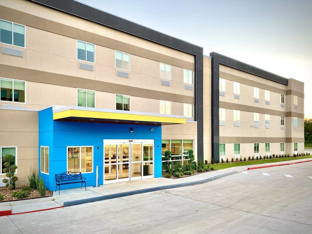 Days Inn & Suites by Wyndham Beaumont West / I-10 & Walden gallery photo in Beaumont, TX — image 4